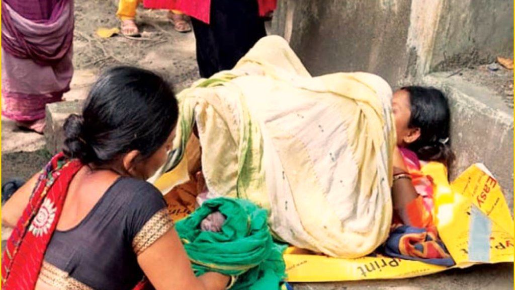 Anganwadi worker giving birth under a banyan tree