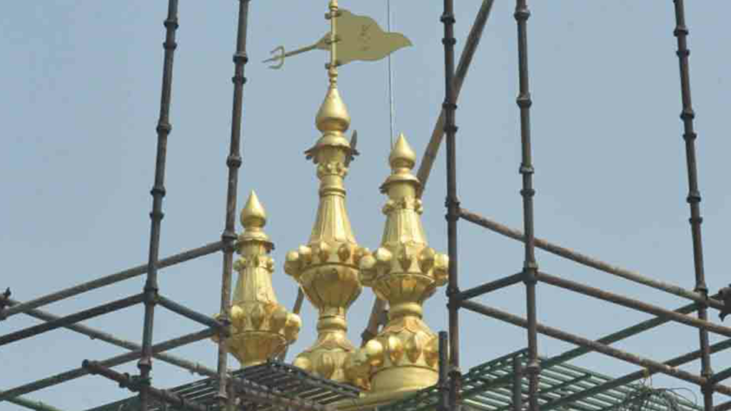 Three bars of 50 kg gold on top of Kalighat temple